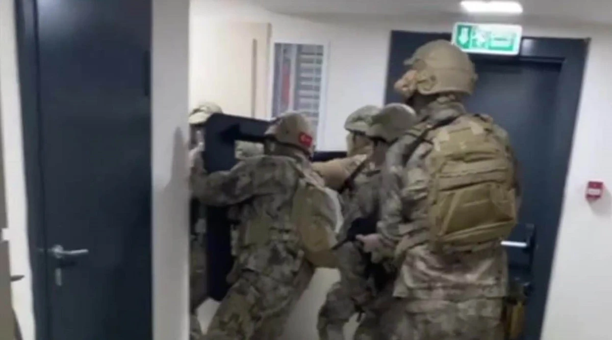 15 YIL HAPİS CEZASIYLA ARANIYORDU: SAHTE AVUKAT KİMLİKLERİYLE YAKALANDI