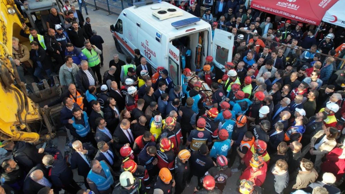 18 YAŞINDAKİ GENÇ KIZ ENKAZDAN SAĞ ÇIKARTILDI