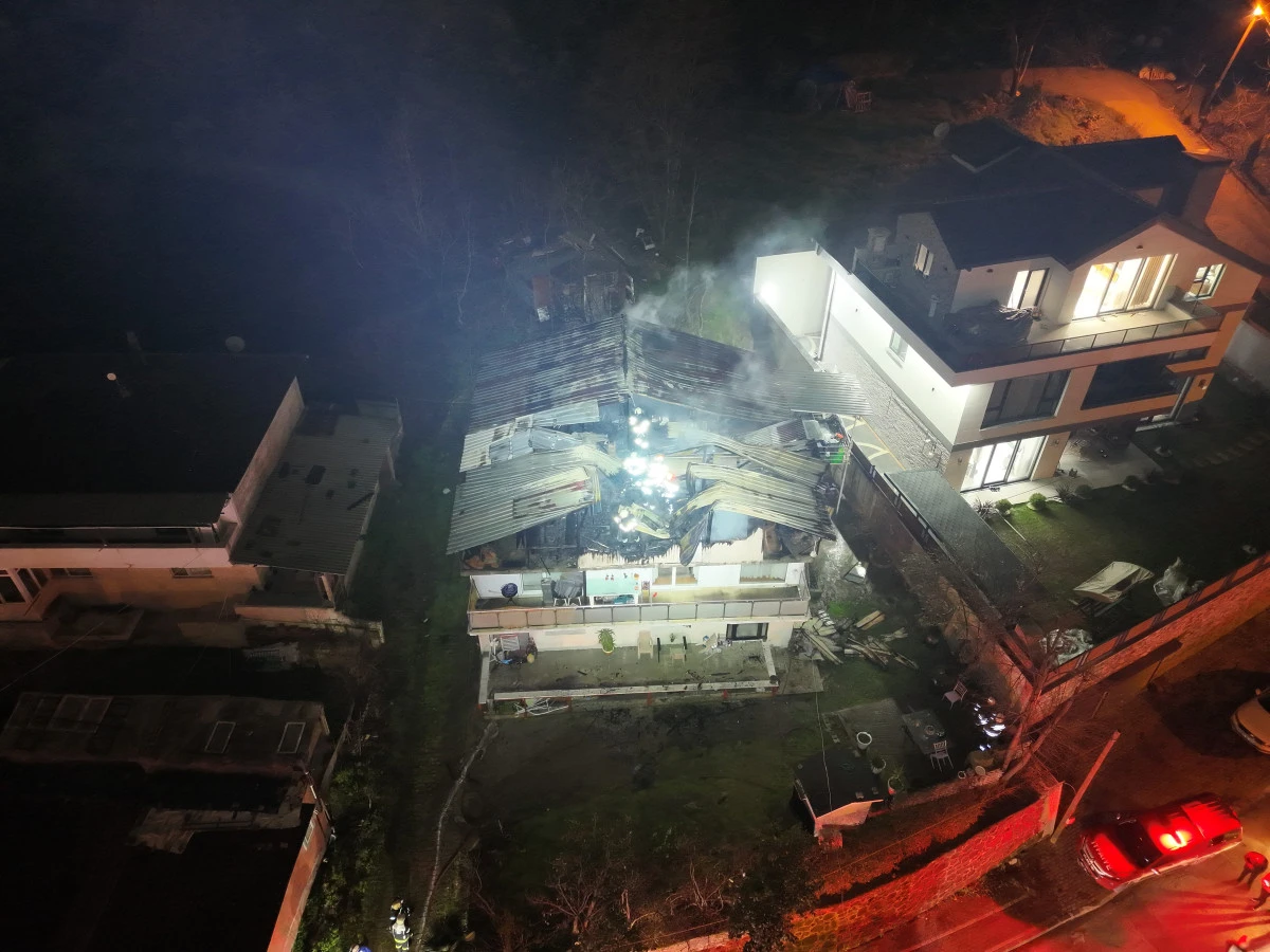 2 KATLI EVİN &Ccedil;ATISI ALEVLERE TESLİM OLDU