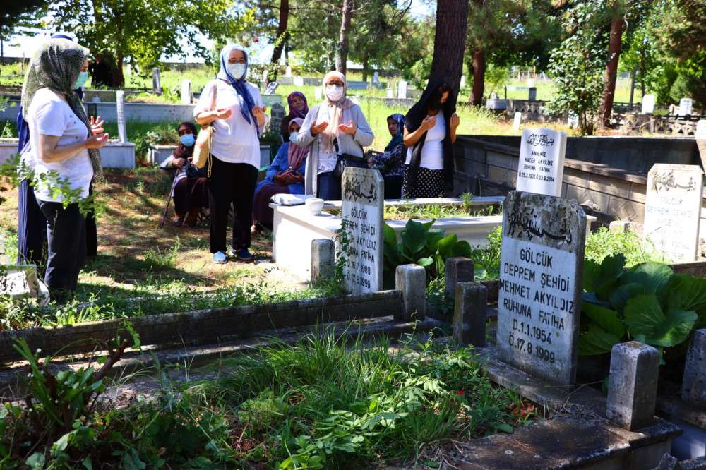 KANDIRA'DA 17 AĞUSTOS DEPREM ŞEHİTLERİ ANILDI