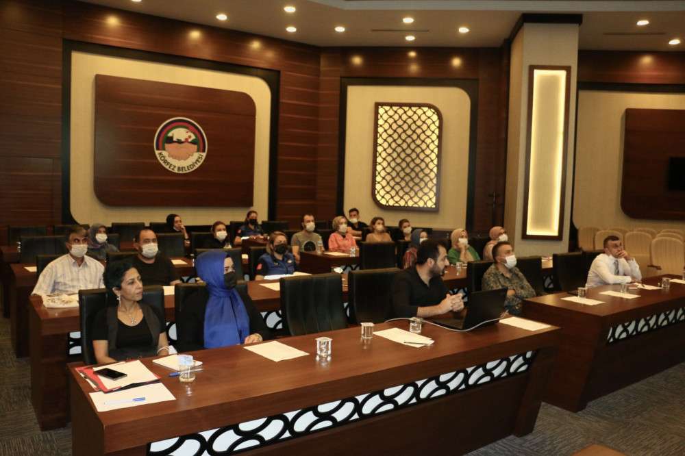K&Ouml;RFEZ BELEDİYESİ' NDE EĞİTİMLER S&Uuml;R&Uuml;YOR