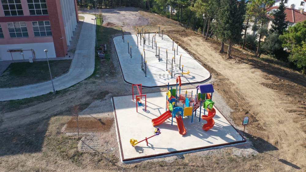 KARAMÜRSEL'DE YÜZME HAVUZUNA ÇEVRE DÜZENLEMESİ