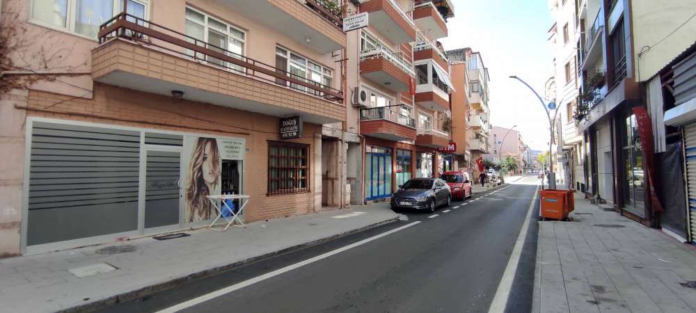 KARAMÜRSEL İNÖNÜ CADDESİNDE KALDIRIMLAR GENİŞLETİLDİ