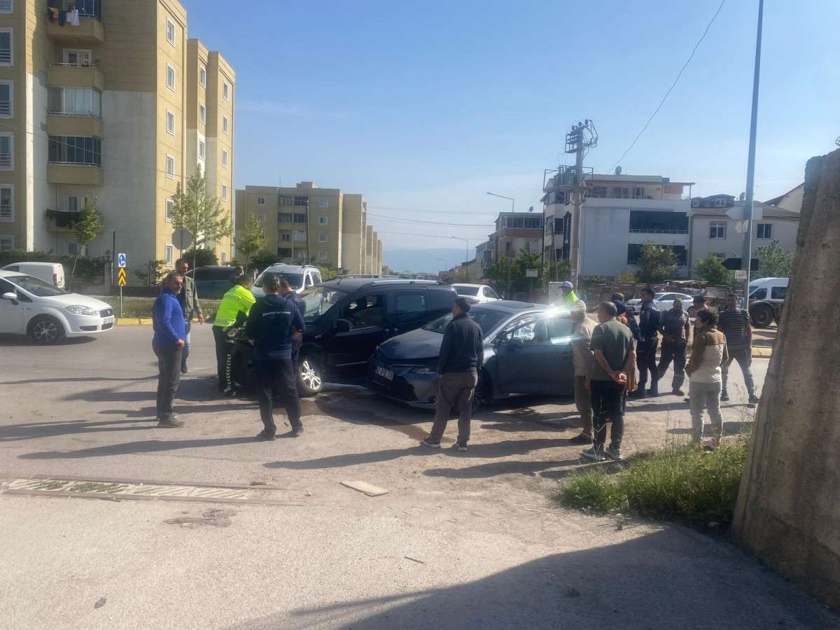 3 ARAÇLI ZİNCİRLEME KAZA: 3 YARALI