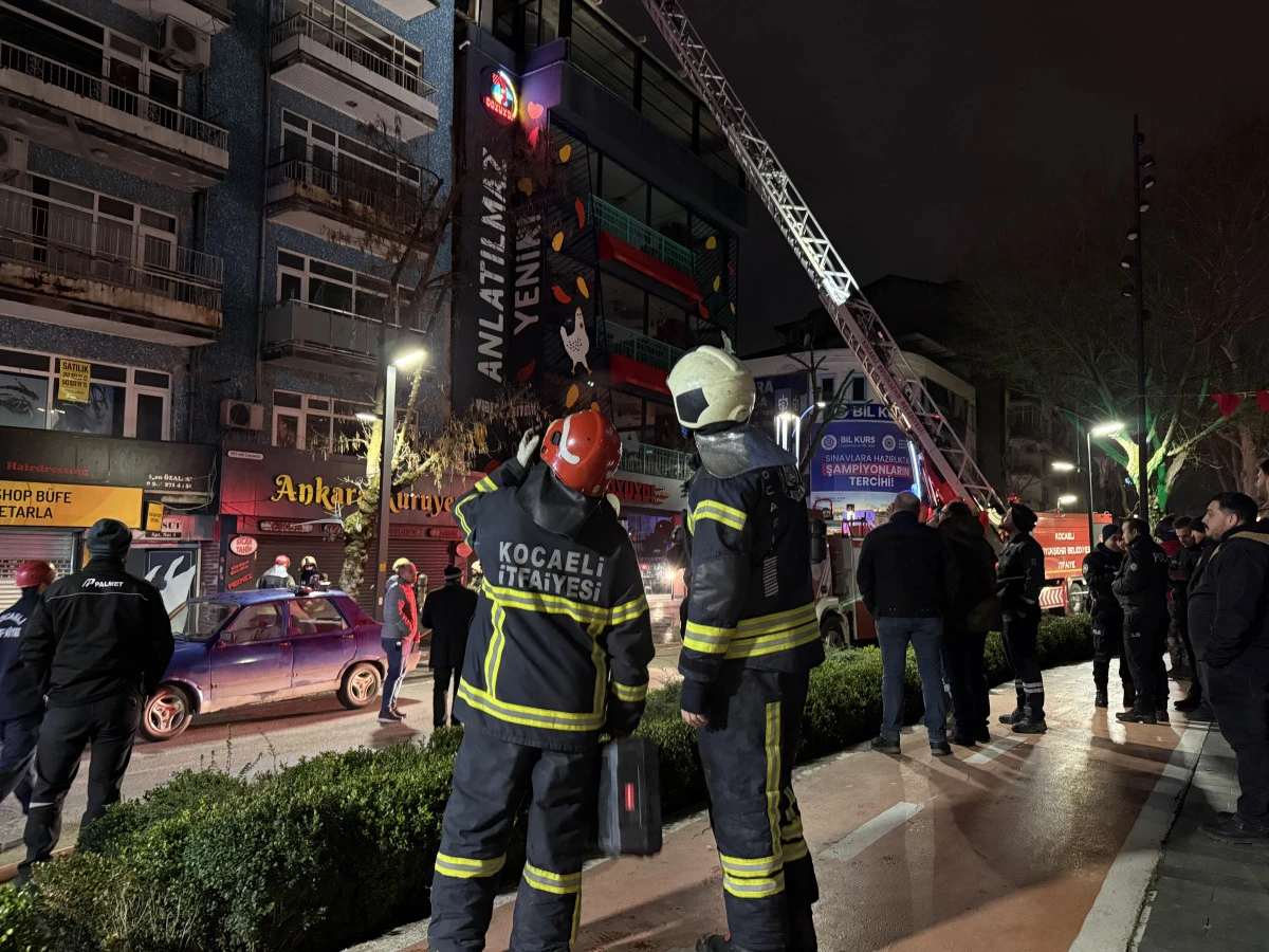 7 KATLI BİNANIN &Ccedil;ATISINDA KORKUTAN YANGIN