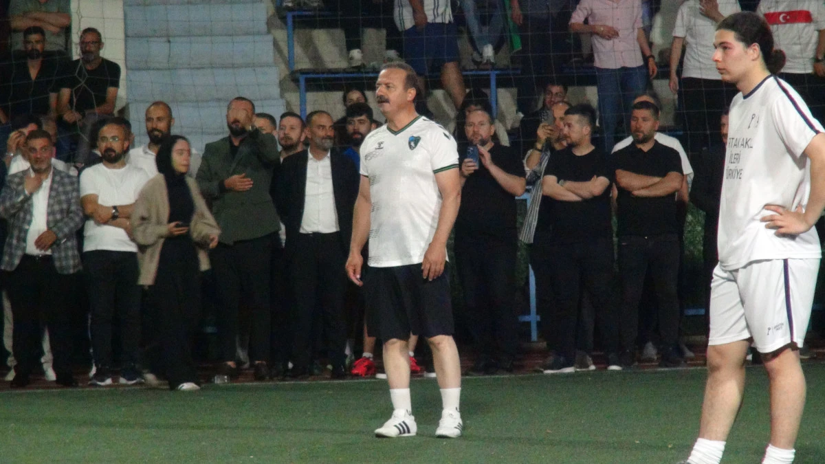 AĞIRALİOĞLU, HALI SAHADA MAÇ YAPTI, ORTAYA RENKLİ GÖRÜNTÜLER ÇIKTI