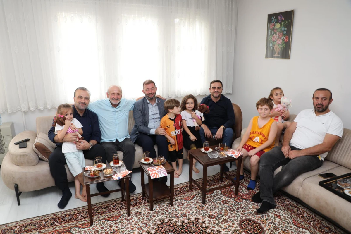 AK PARTİ’DE BİR GÜNDE 12 BİN ÜYE ZİYARETİ