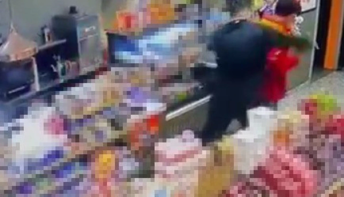 AKARYAKIT İSTASYONUNDA ÇALIŞAN GENCİ DARBEDEN ALKOLLÜ MÜŞTERİ GÖZALTINA ALINDI