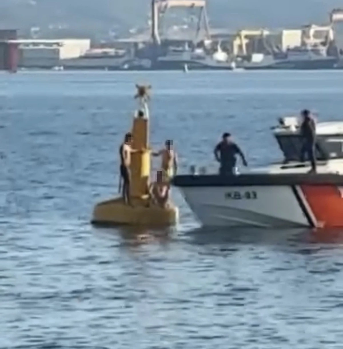 Akıntıya kapılan 3 kişi deniz fenerine sığındı