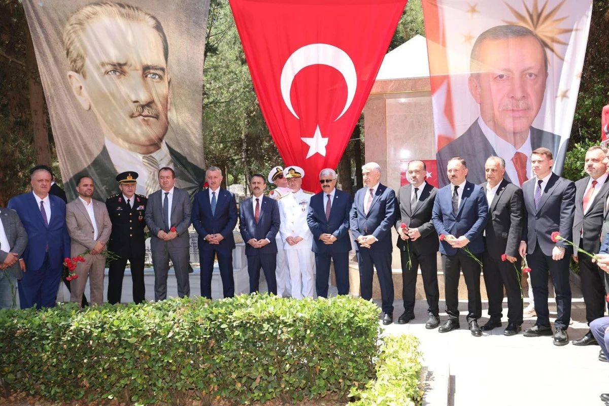 AKTAŞ VE BÜYÜKAKIN, DUA OKUDU, KARANFİL BIRAKTI