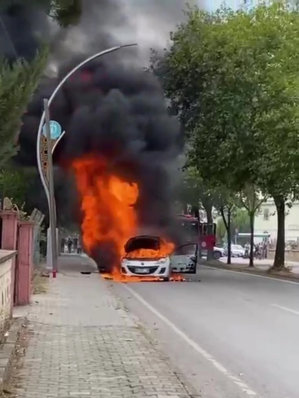 ALEV ALAN OTOMOBİLDEN GERİYE HURDA YIĞINI KALDI