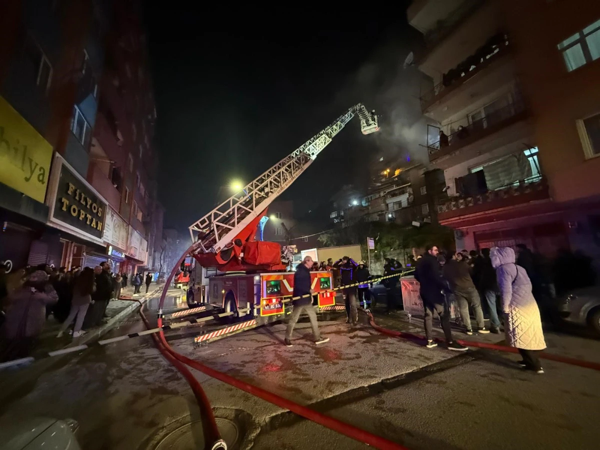 Alev alev yanan iki katlı ahşap metruk bina k&uuml;le d&ouml;nd&uuml;