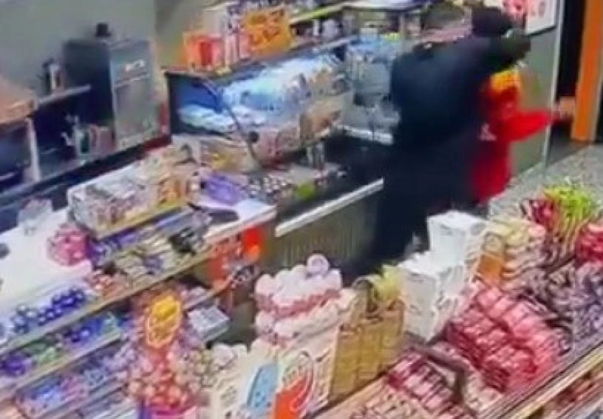 ALKOLLÜ MÜŞTERİ, AKARYAKIT İSTASYONU ÇALIŞANINI BÖYLE DARBETTİ