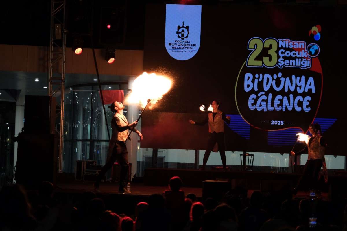 ATEŞ GÖSTERİSİ İZLEYENLERİ BÜYÜLEDİ