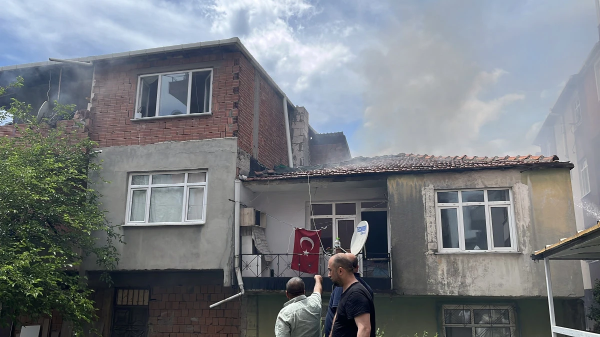 Balkonda mahsur kalan anne ve bebeği itfaiye kurtardı