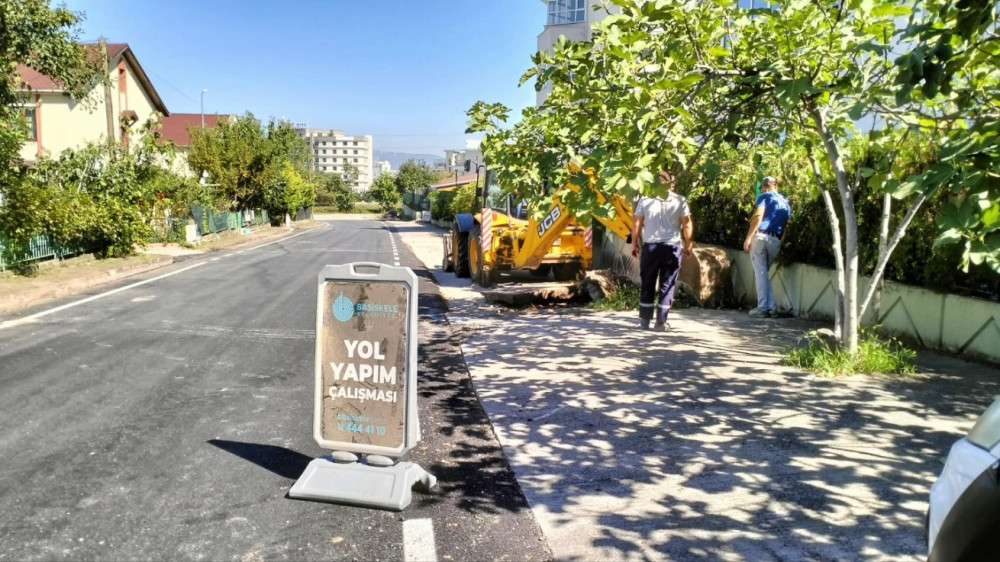 BAŞİSKELE'DE GECE GÜNDÜZ DEMEDEN ASFALT ÇALIŞMALARINA DEVAM