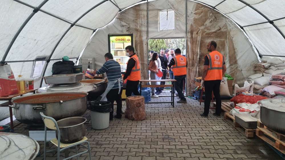 BAŞKAN AYGÜN, YARALARIN SARILMASI İÇİN DEPREM BÖLGESİNDE 