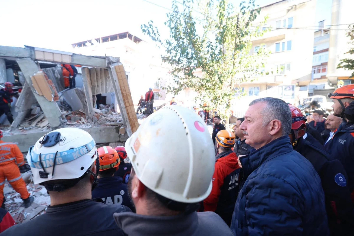 BAŞKAN BÜYÜKAKIN GEBZE DE OLAY YERİNDE ''EKİPERİMİZ SES GELEN ALANA ULAŞMAYA ÇALIŞIYOR''