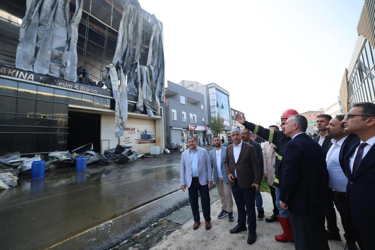 BAŞKAN BÜYÜKAKIN YANGIN ÇIKAN FABRİKAYA GİTTİ