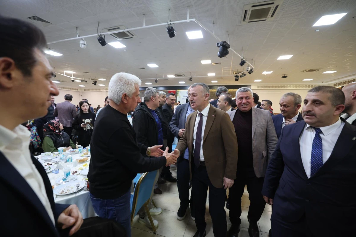 BAŞKAN B&Uuml;Y&Uuml;KAKIN&rsquo;IN, PAZARCI ESNAFIYLA YAPTIĞI İFTARA YOĞUN KATILIM