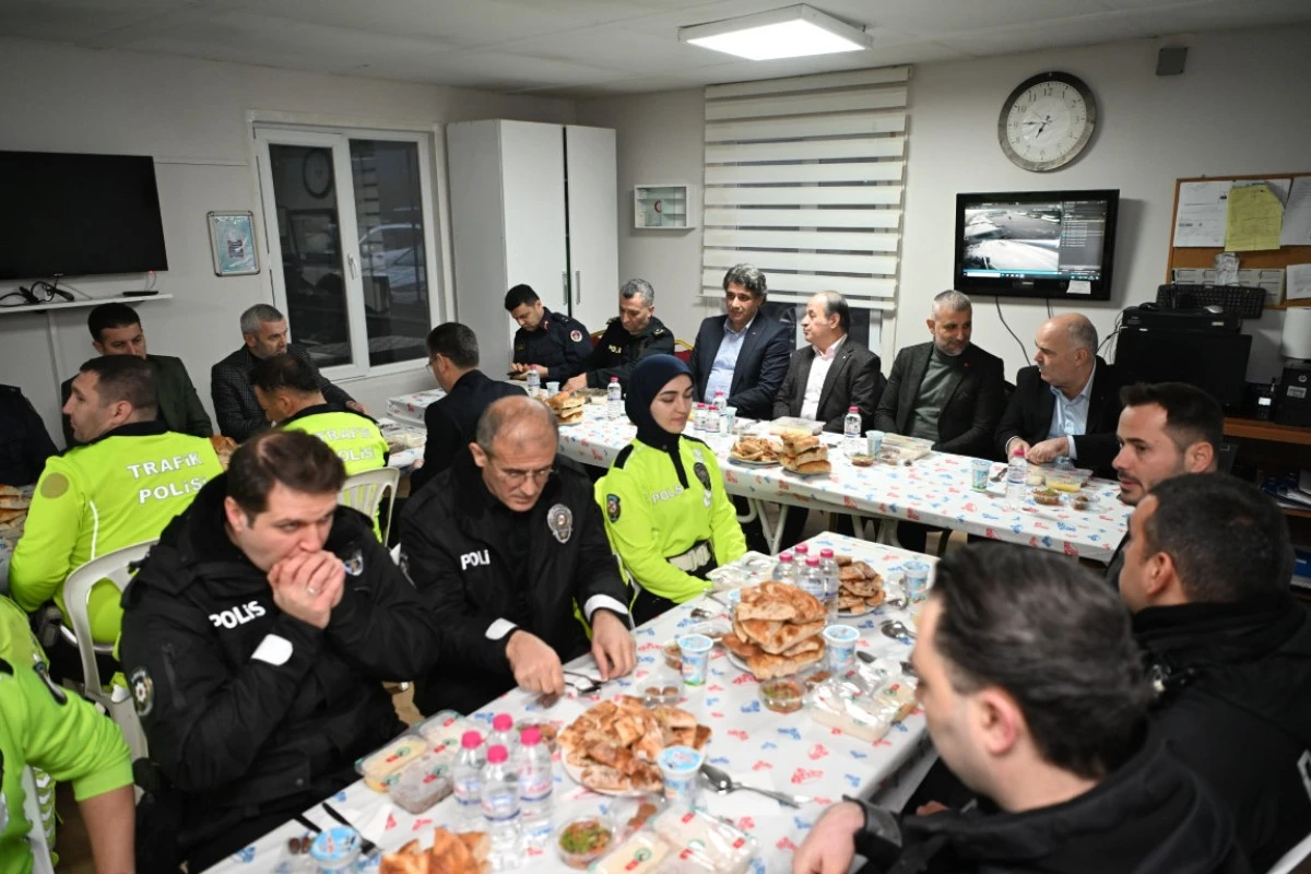 BAŞKAN KOCAMAN&rsquo;DAN POLİSLERE TATLI S&Uuml;RPRİZ