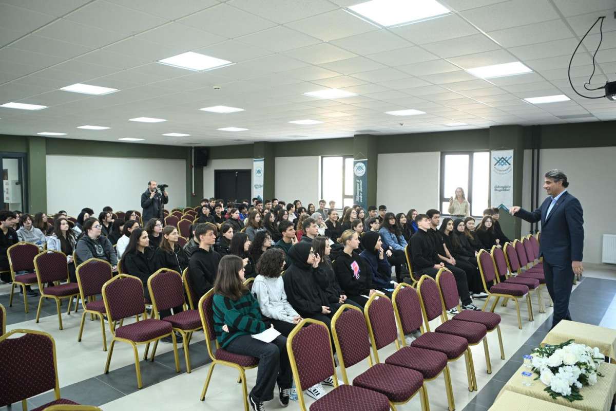 BAŞKAN KOCAMAN'IN LİSE ZİYARETLERİ SÜRÜYOR 