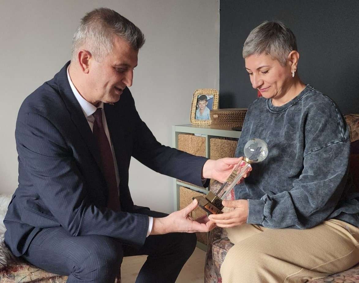 BAŞKAN SEZER ASİME KOŞAL’I ZİYARET ETTİ