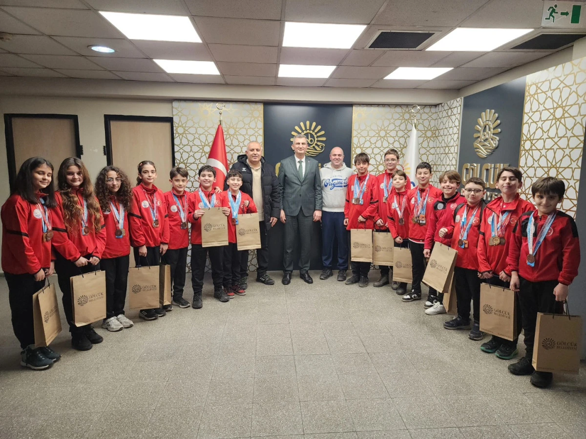 BAŞKAN SEZER G&Ouml;LC&Uuml;K BELEDİYESPORLU Y&Uuml;Z&Uuml;C&Uuml;LERİ AĞIRLADI