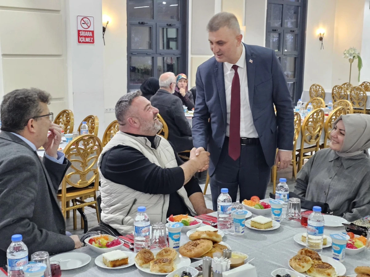 BAŞKAN SEZER, MECLİS &Uuml;YELERİ VE MUHTARLARLA İFTARDA BULUŞTU