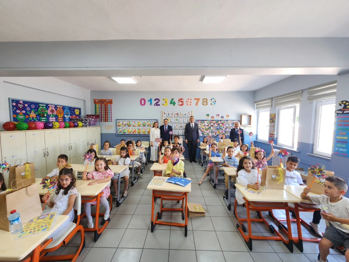 BAŞKAN SEZER, ÖĞRENCİLERİN KARNE HEYECANINA ORTAK OLDU