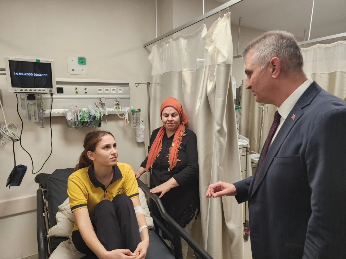 BAŞKAN SEZER, ZEHİRLENEN ÖĞRENCİLERİ ZİYARET ETTİ