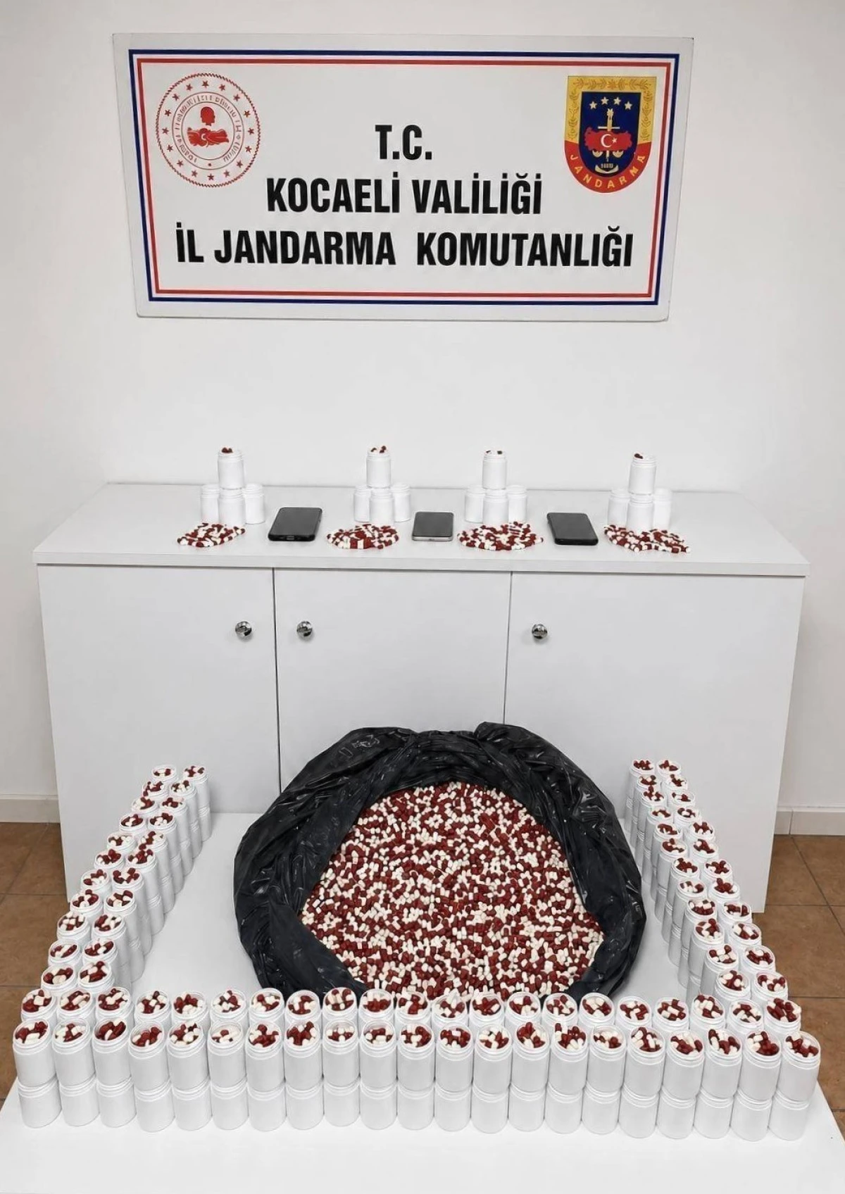 Baskında 25 bin 500 sentetik hap ele ge&ccedil;irildi