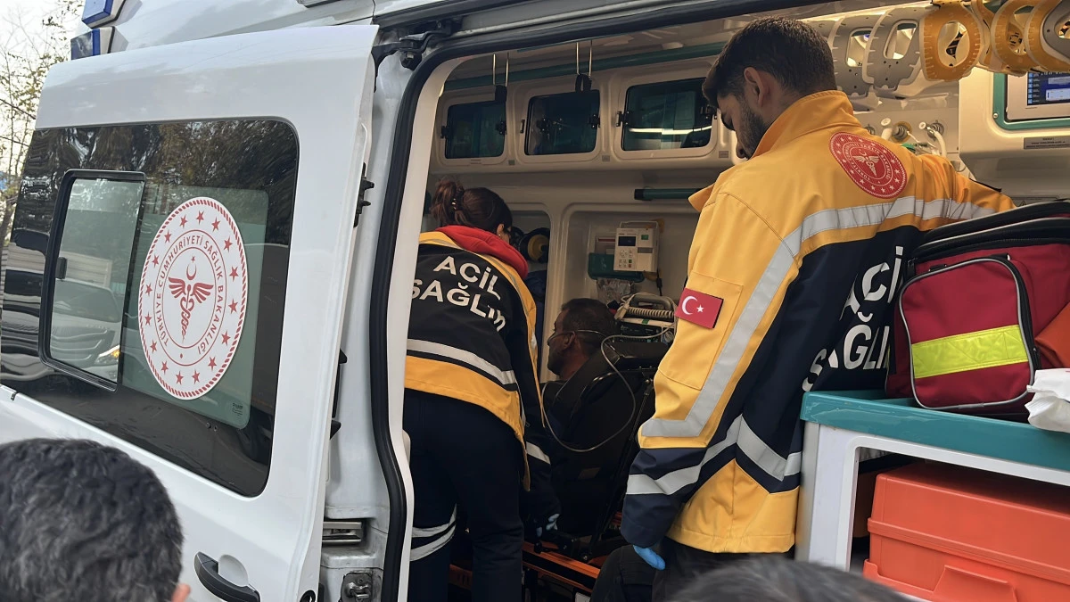 BİNA ÇATISINDA YANGIN: BABA VE OĞLU DUMANDAN ETKİLENDİ