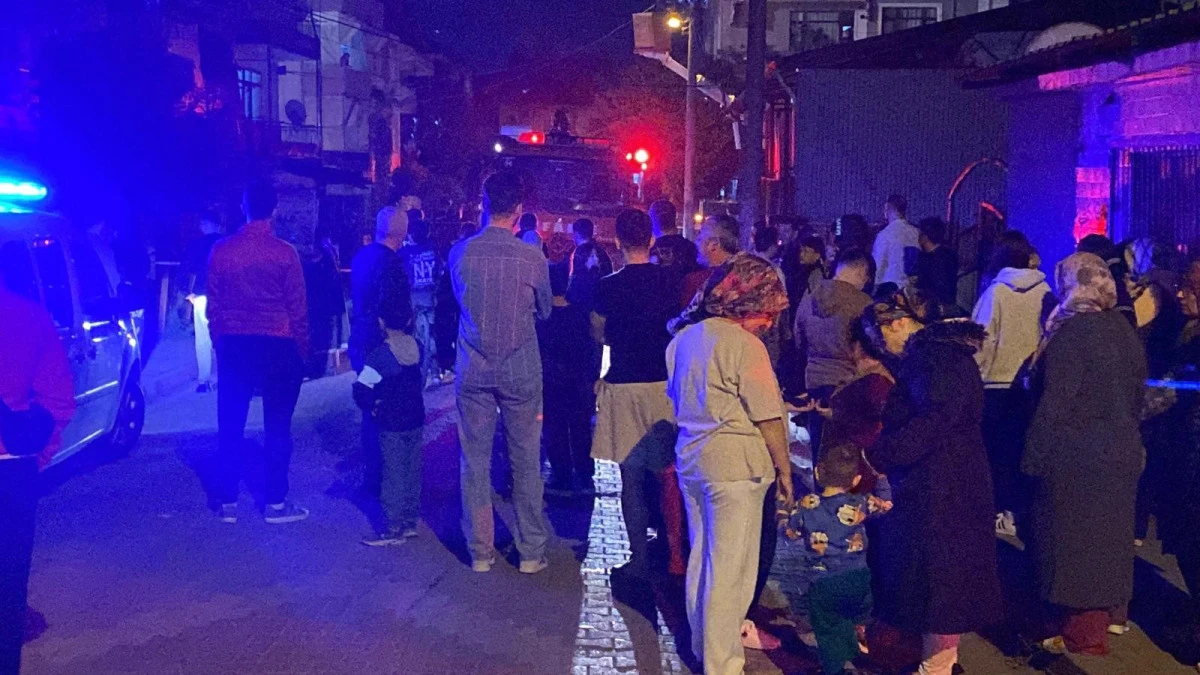 BİNANIN &Ccedil;ATISINDA KORKUTAN YANGIN