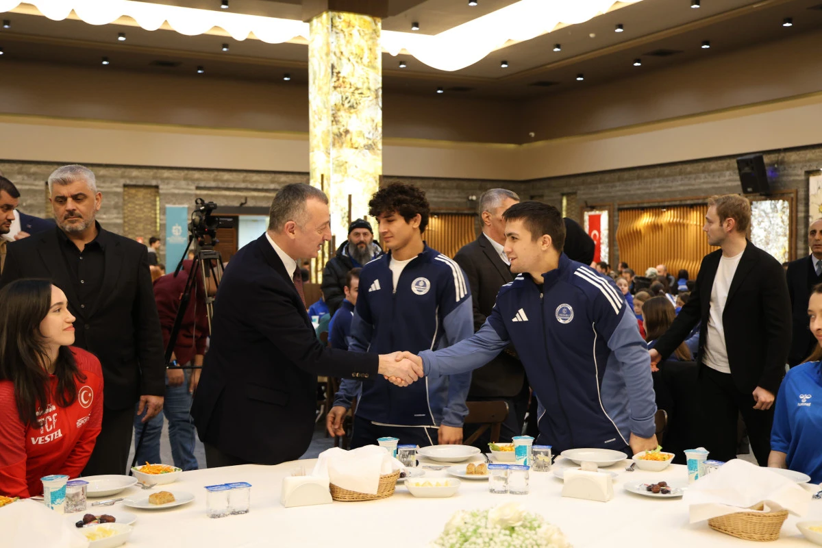 B&Uuml;Y&Uuml;KAKIN BAŞARILI SPORCULARLA İFTAR YAPTI