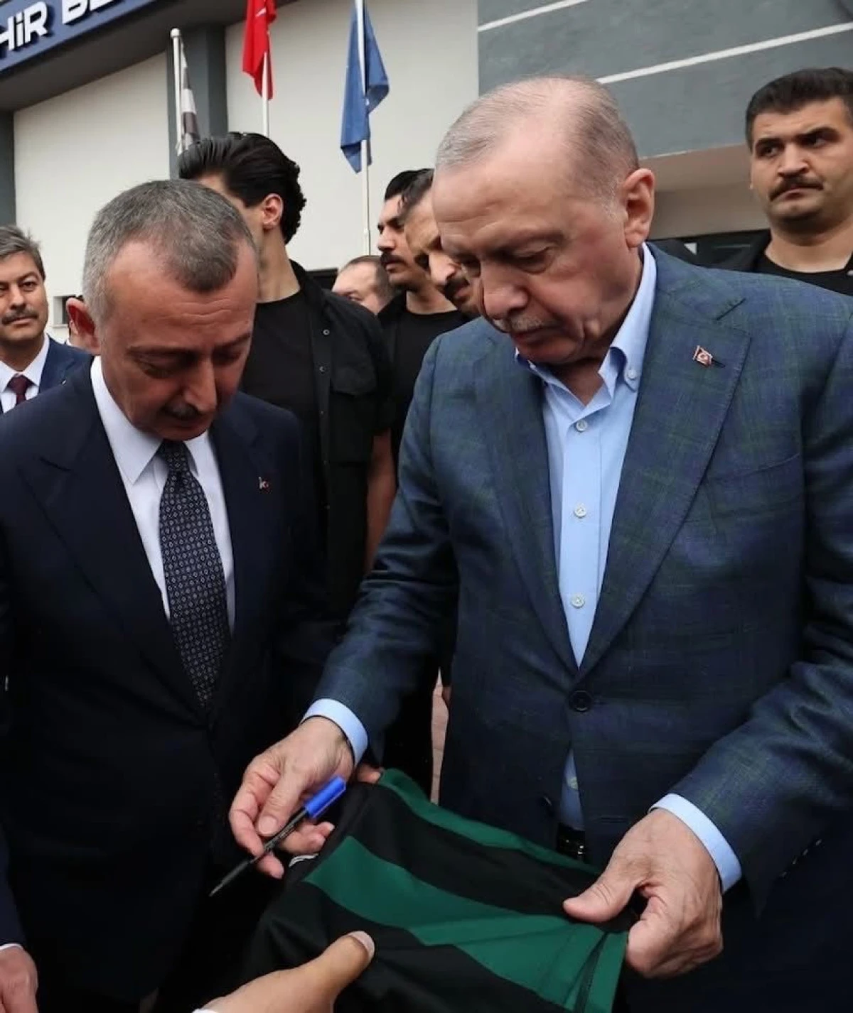 B&Uuml;Y&Uuml;KAKIN, M&Uuml;ZE İ&Ccedil;İN CUMHURBAŞKANI ERDOĞAN&rsquo;A FORMA İMZALATTI