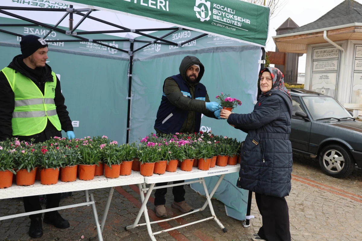 B&Uuml;Y&Uuml;KŞEHİR, KABİRLER İ&Ccedil;İN ON BİNLERCE &Ccedil;İ&Ccedil;EK DAĞITTI