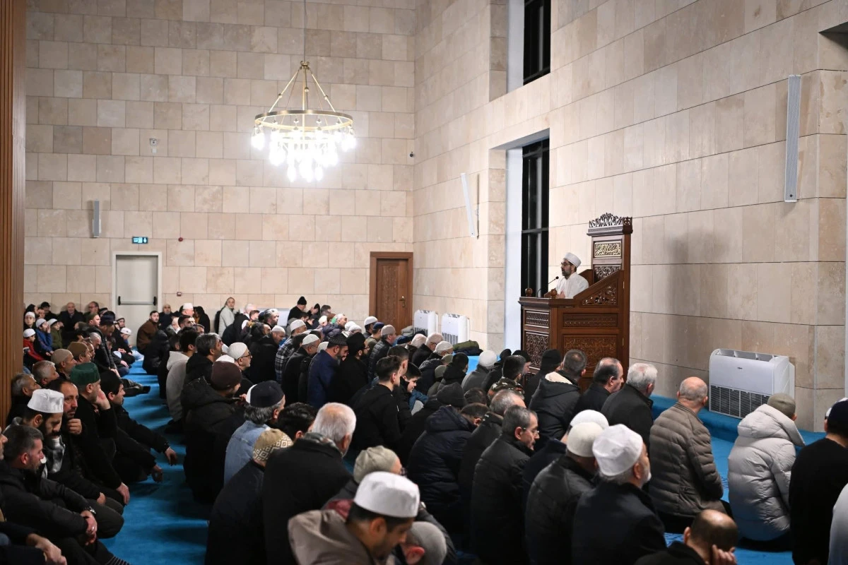 B&Uuml;Y&Uuml;KŞEHİR&rsquo;DEN KARTEPE MEYDANI&rsquo;NA YENİ CAMİ: İLK TERAVİH NAMAZINDA DOLUP TAŞTI