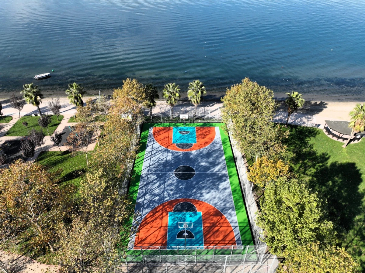 BÜYÜKŞEHİR’DEN SPOR SAHALARINA YENİLEME ÇALIŞMASI