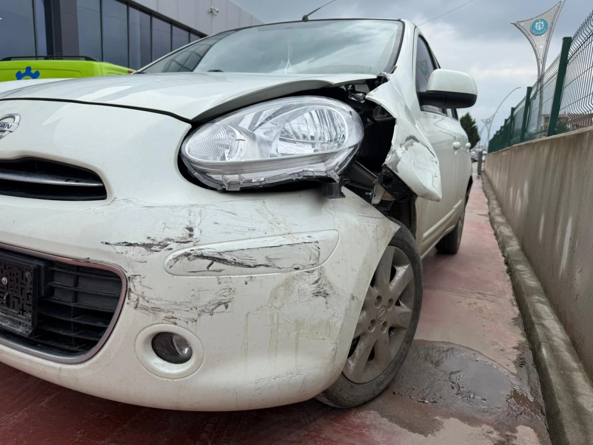 &Ccedil;ARPTIĞI ARACA LEVYE İLE SALDIRDI, GİDERKEN IŞIKLI &Ccedil;İ&Ccedil;EK BUKETİ BIRAKTI