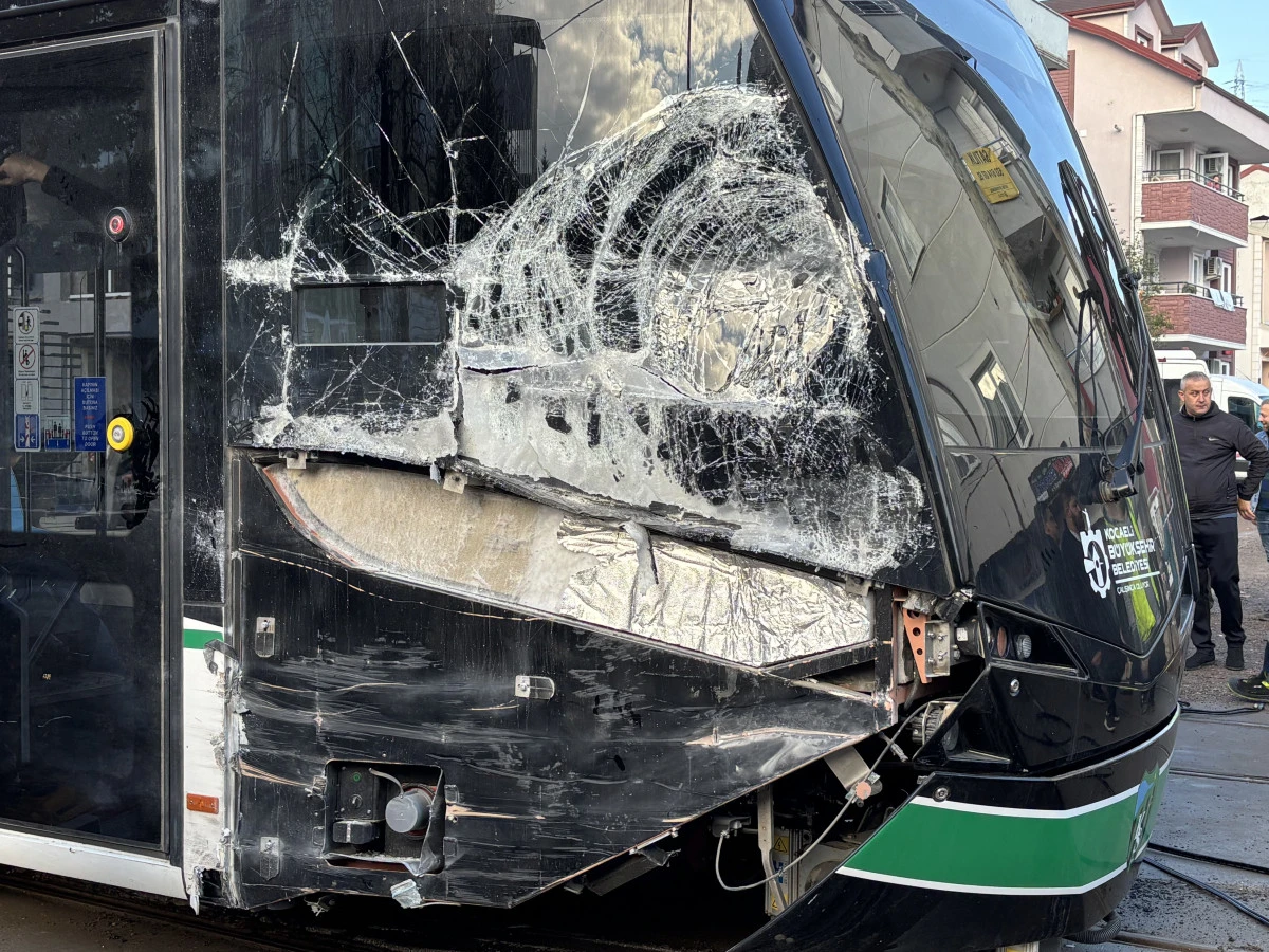 ÇÖP KAMYONU TRAMVAYA ÇARPTI: 3 YARALI
