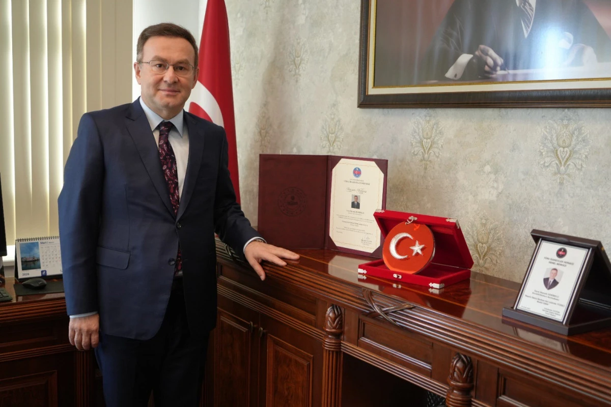 CUMHURBAŞKANI ERDOĞAN'DAN &Ouml;D&Uuml;L ALAN KAYMAKAM DEMİRELLİ: "İDARECİ MAZERET &Uuml;RETMEZ, İMKANSIZLIKLAR İ&Ccedil;İNDE BAŞARIR"