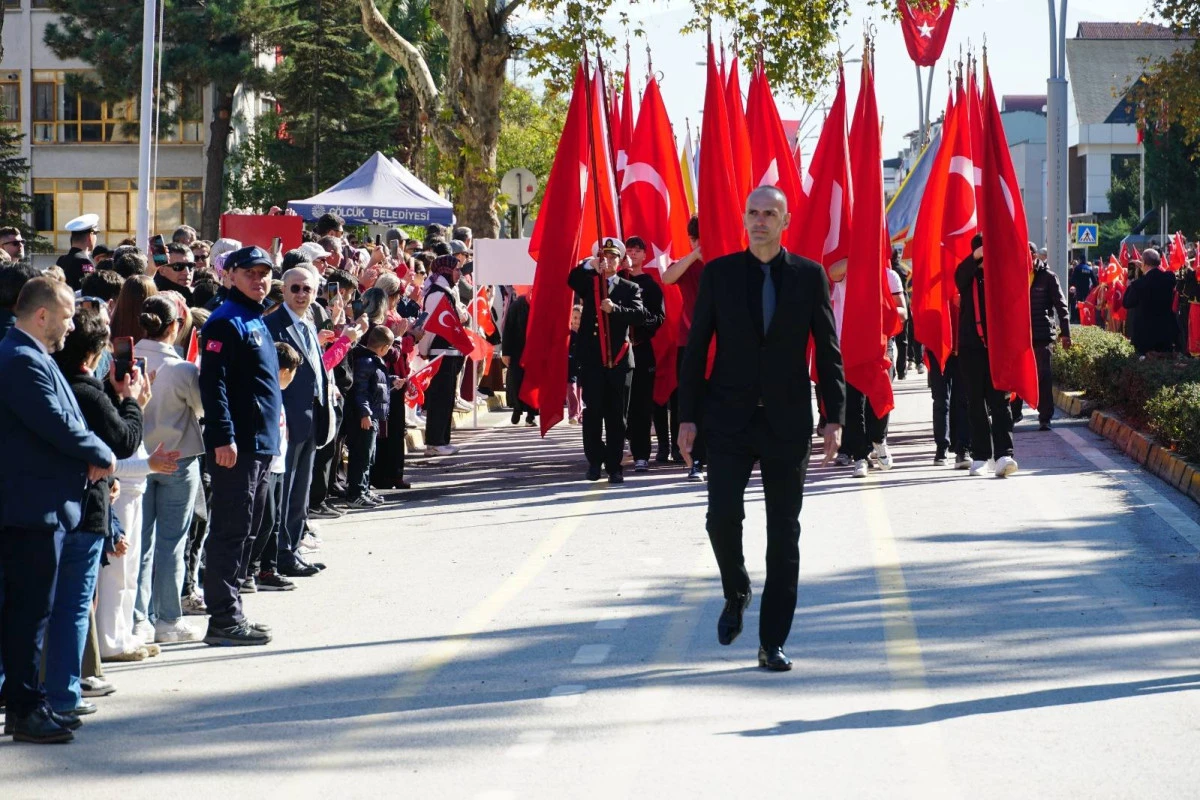 CUMHURİYET’İN 102. YILI GÖLCÜK’TE TÖRENLE KUTLADI
