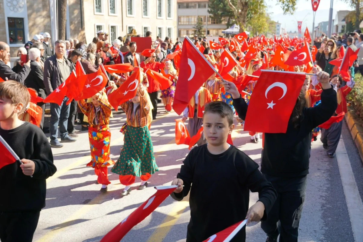 CUMHURİYET’İN 102. YILI GÖLCÜK’TE TÖRENLE KUTLADI
