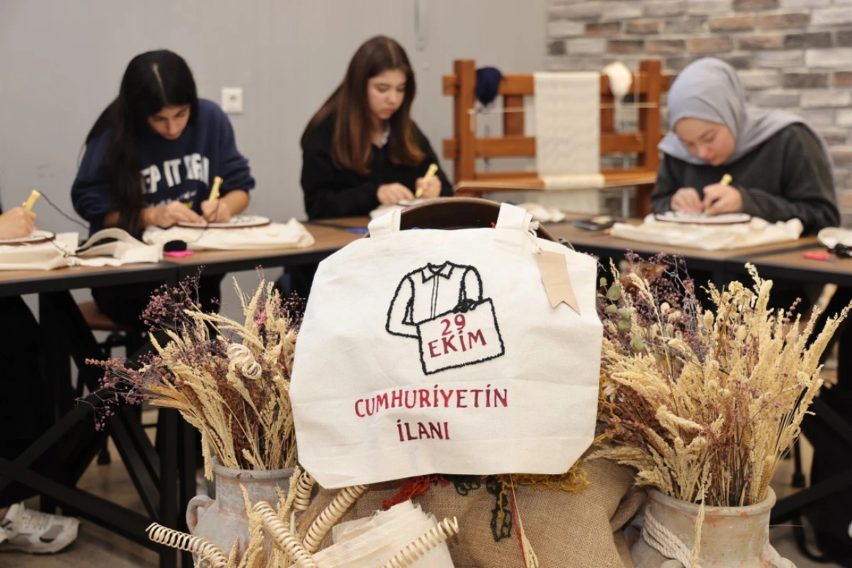 CUMHURİYET’İN 102. YILINA ÖZEL AY YILDIZLI ÇANTALAR