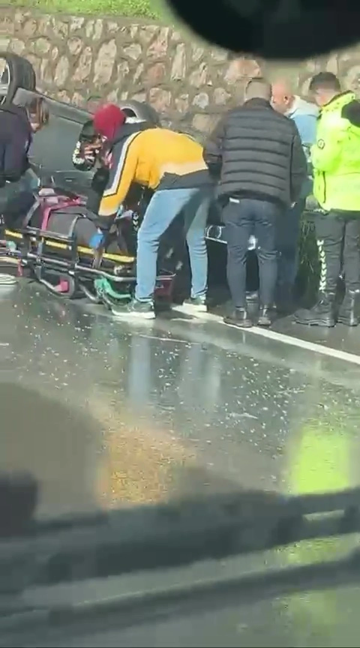 D100 KARA YOLUNDA KAZA YAPAN ARA&Ccedil; TERS D&Ouml;ND&Uuml;, S&Uuml;R&Uuml;C&Uuml; YARALANDI