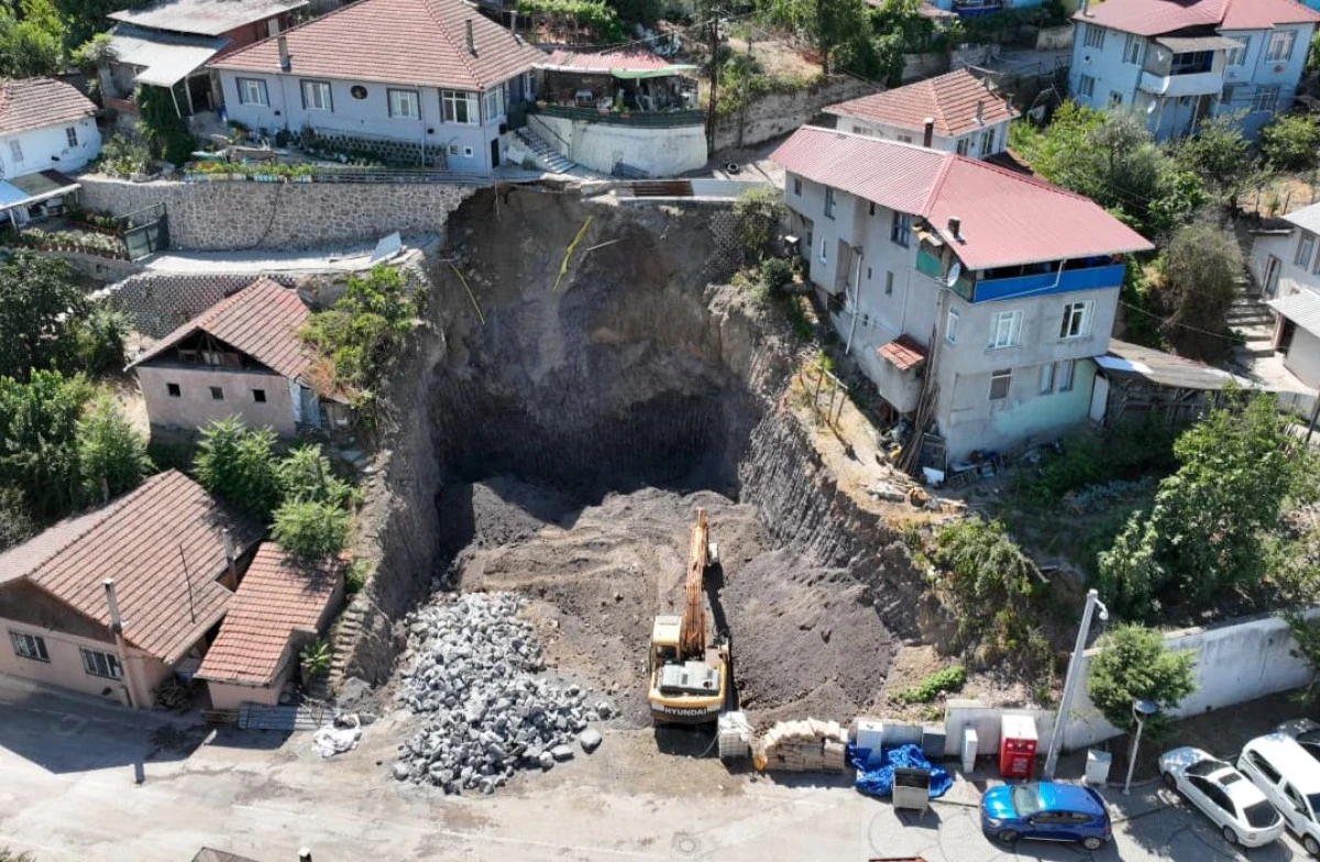 DEĞİRMENDERE'DE TOPRAK KAYMASINA HIZLI MÜDAHALE