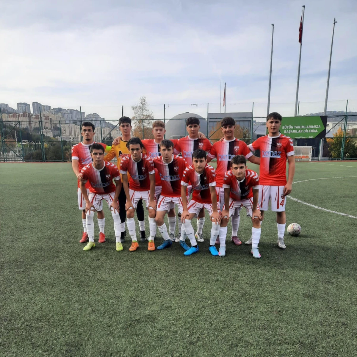 DERİNCE G.B. SPOR'DAN GOL ŞOVU: 10-0'LIK FARK LİDERLİĞE YETMEDİ!