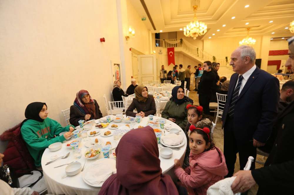 DERİNCE'DE DEPREMZEDELER İFTARDA BİR ARAYA GELDİ 