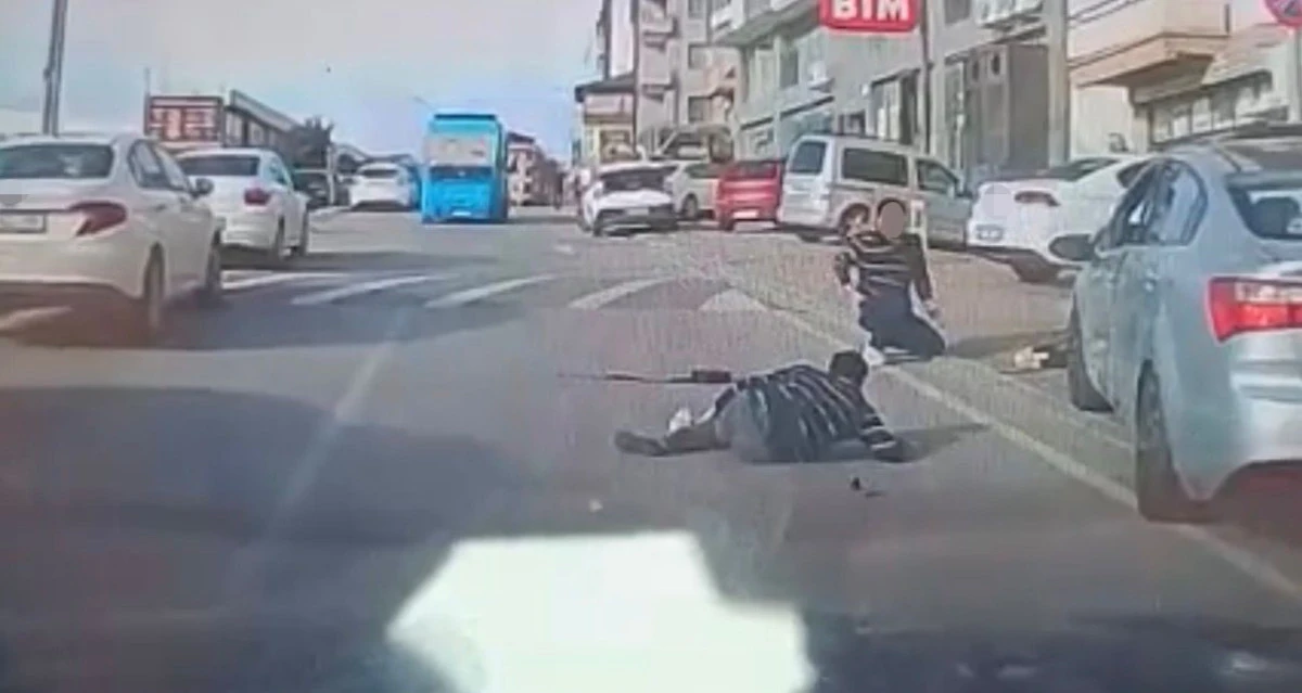 DİREKSİYON BAŞINDA UYUDUĞU &Ouml;NE S&Uuml;R&Uuml;LEN S&Uuml;R&Uuml;C&Uuml;, KALDIRIMDAKİ YAYALARA &Ccedil;ARPTI